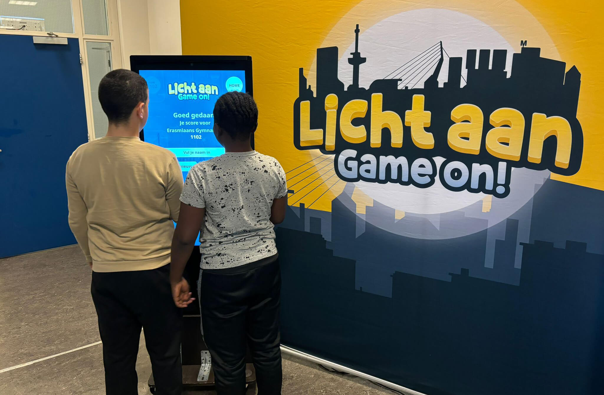 Scholieren van accent praktijkonderwijs spelen licht aan game on