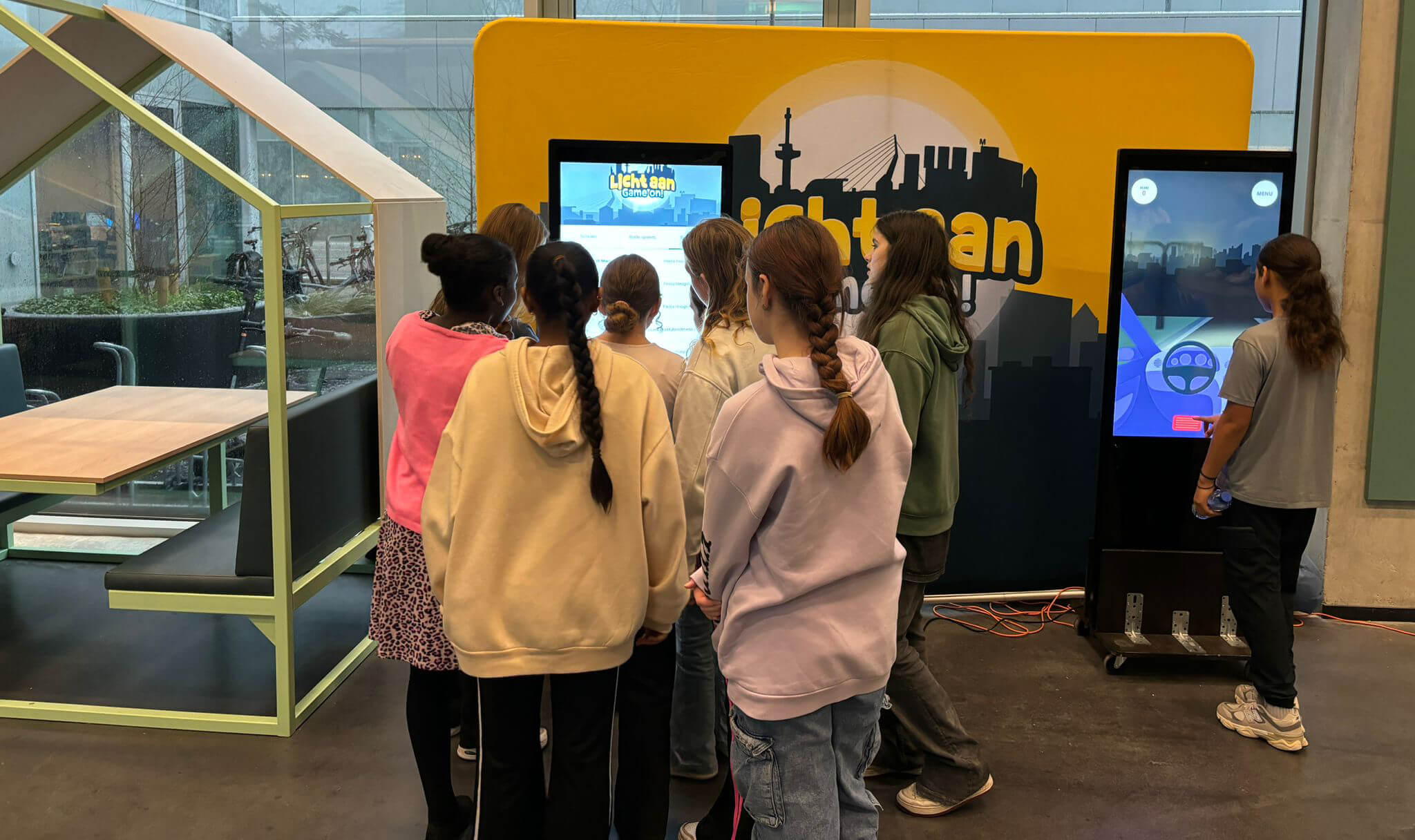Penta Hoogvliet scholieren spelen licht aan game on