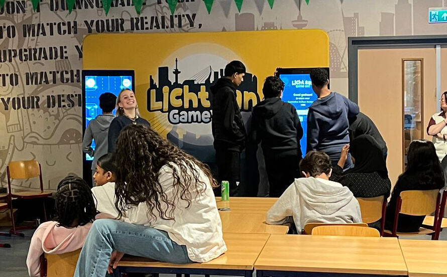 Comenius Dalton scholieren spelen licht aan game on