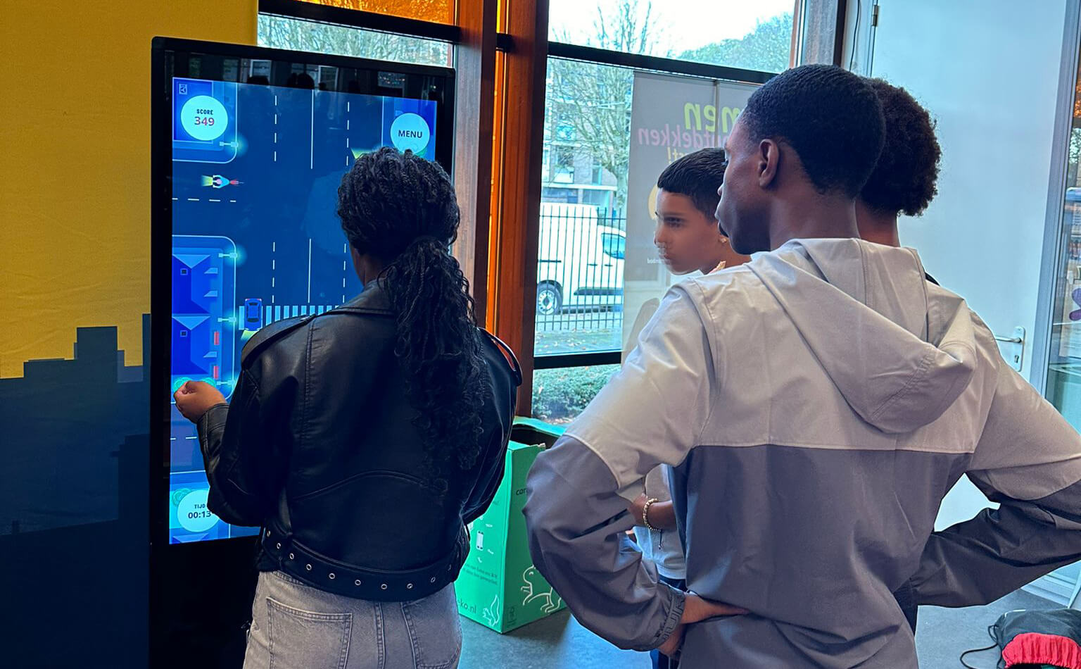 scholieren spelen licht aan game on