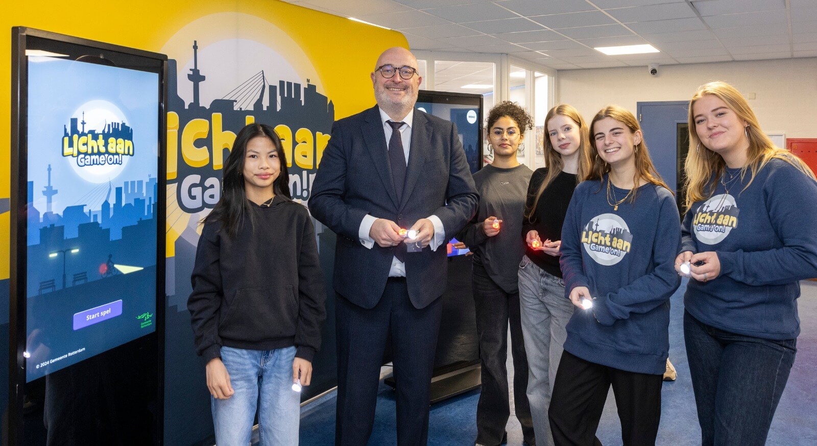 Wethouder Pascal Lansink op bezoek bij Licht aan Game on op Wolfert Tweetalig