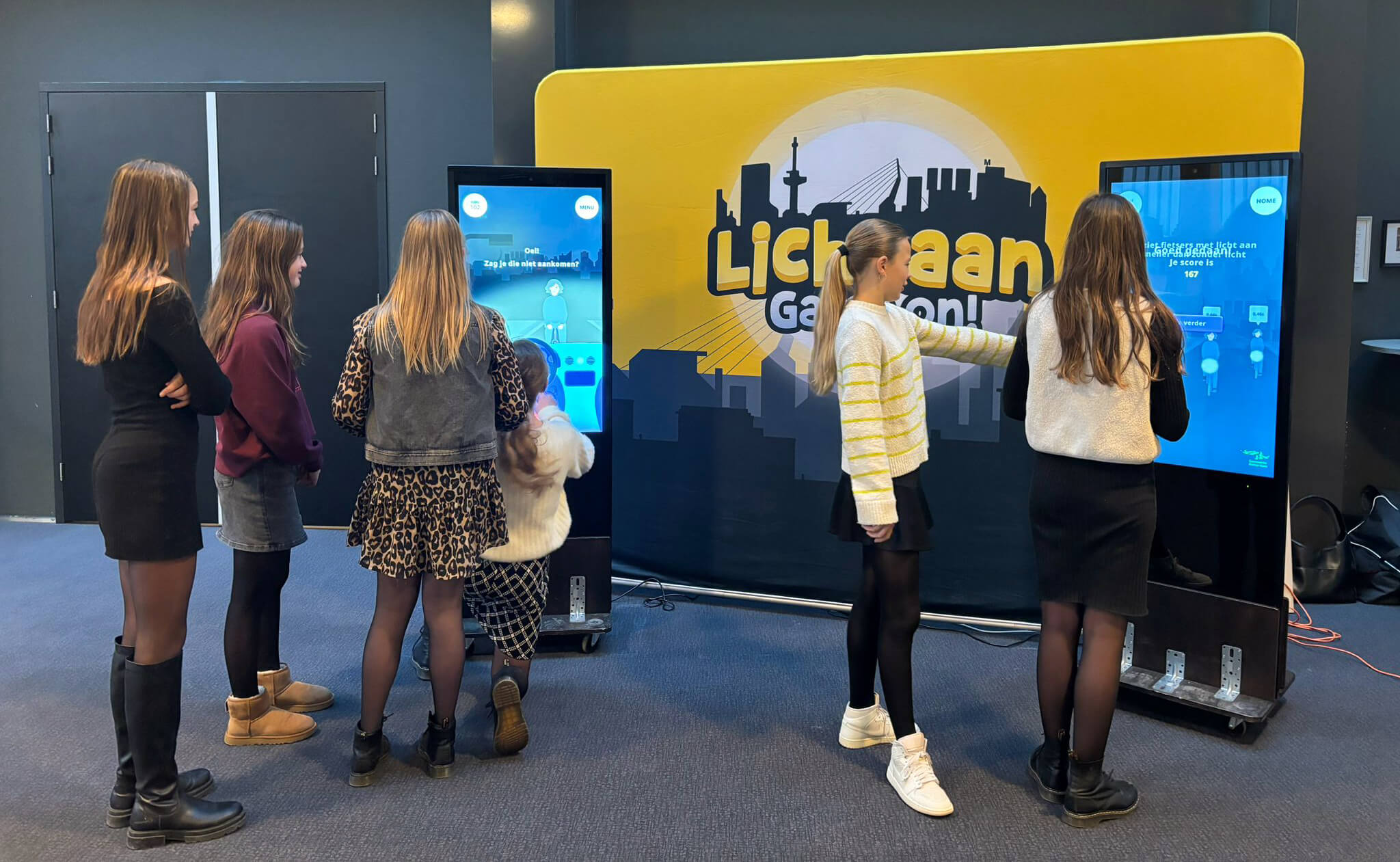 Scholieren spelen Licht aan, game on op Guido de Bres