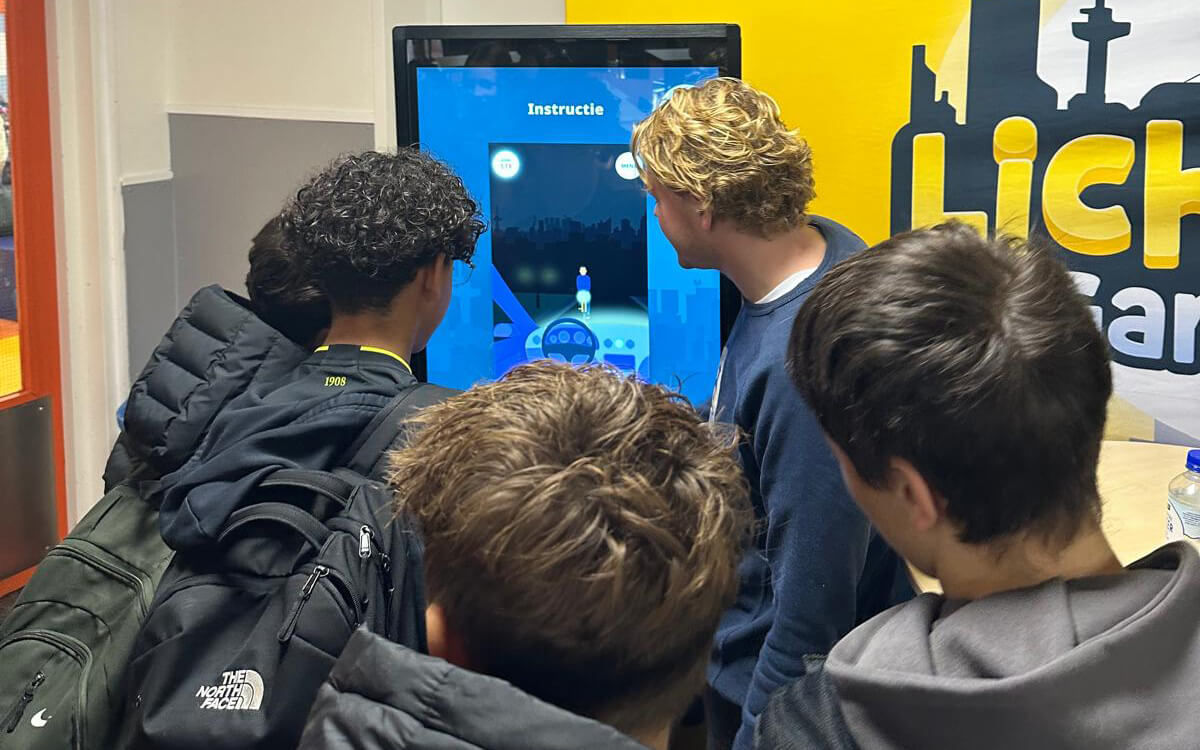 Scholieren van de Roncalli Mavo spelen Licht aan, game on